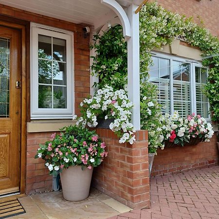 Harlequin B&B Ледбъри Екстериор снимка