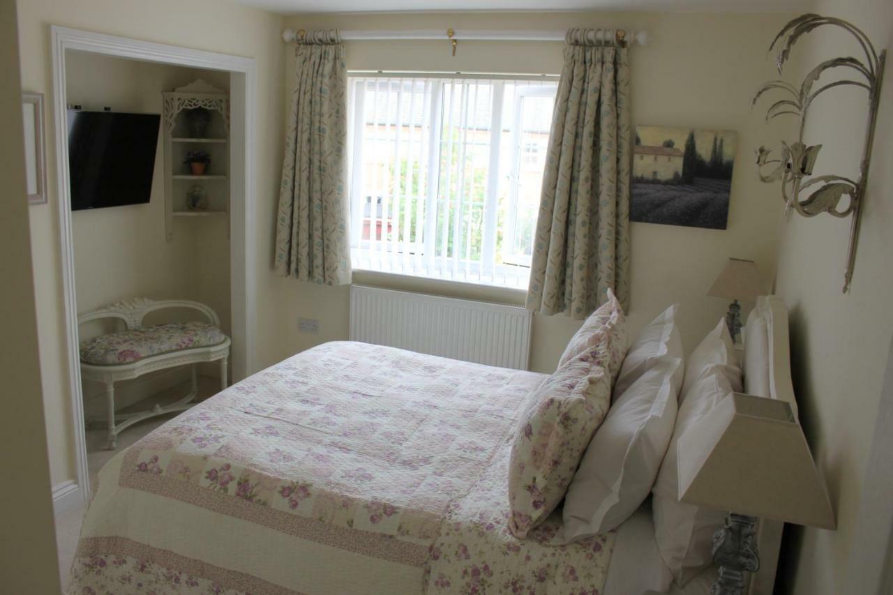 Harlequin B&B Ледбъри Екстериор снимка